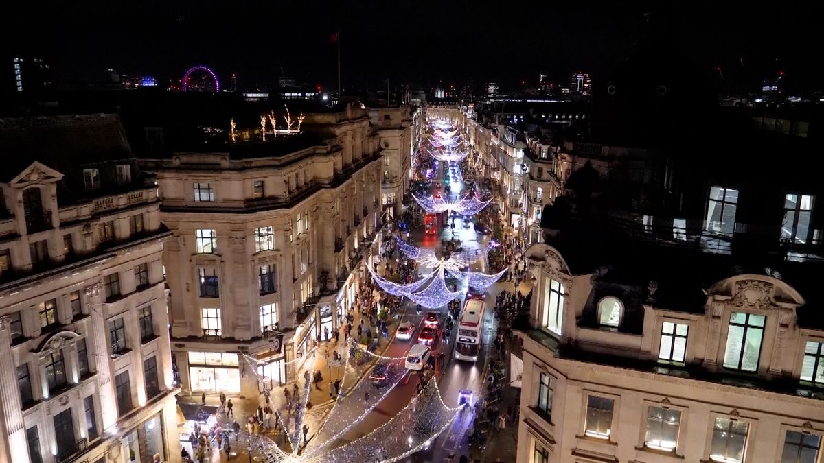 Rozzářený londýnský West End láká milovníky vánoční atmosféry nejen k nákupům
